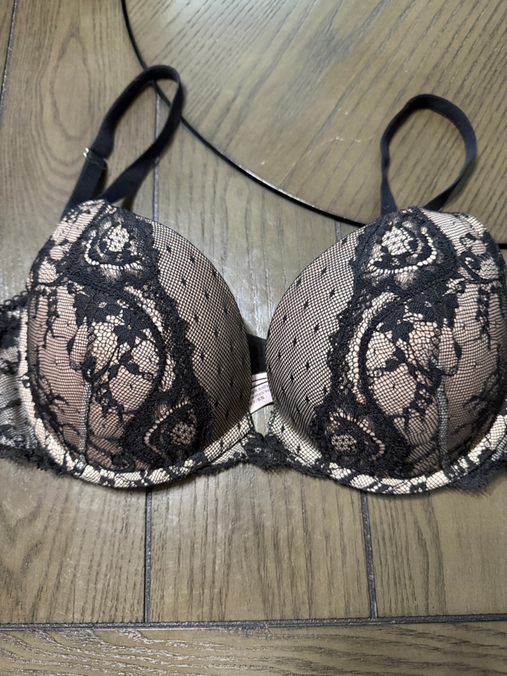 Victoria’s Secret lace bra!  Beautiful condition!  Size 34D!  $20!  Sexy bra!